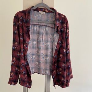 1X Collared Open Front “Button Down Style” Shirt w/a Plaid and Flower Print